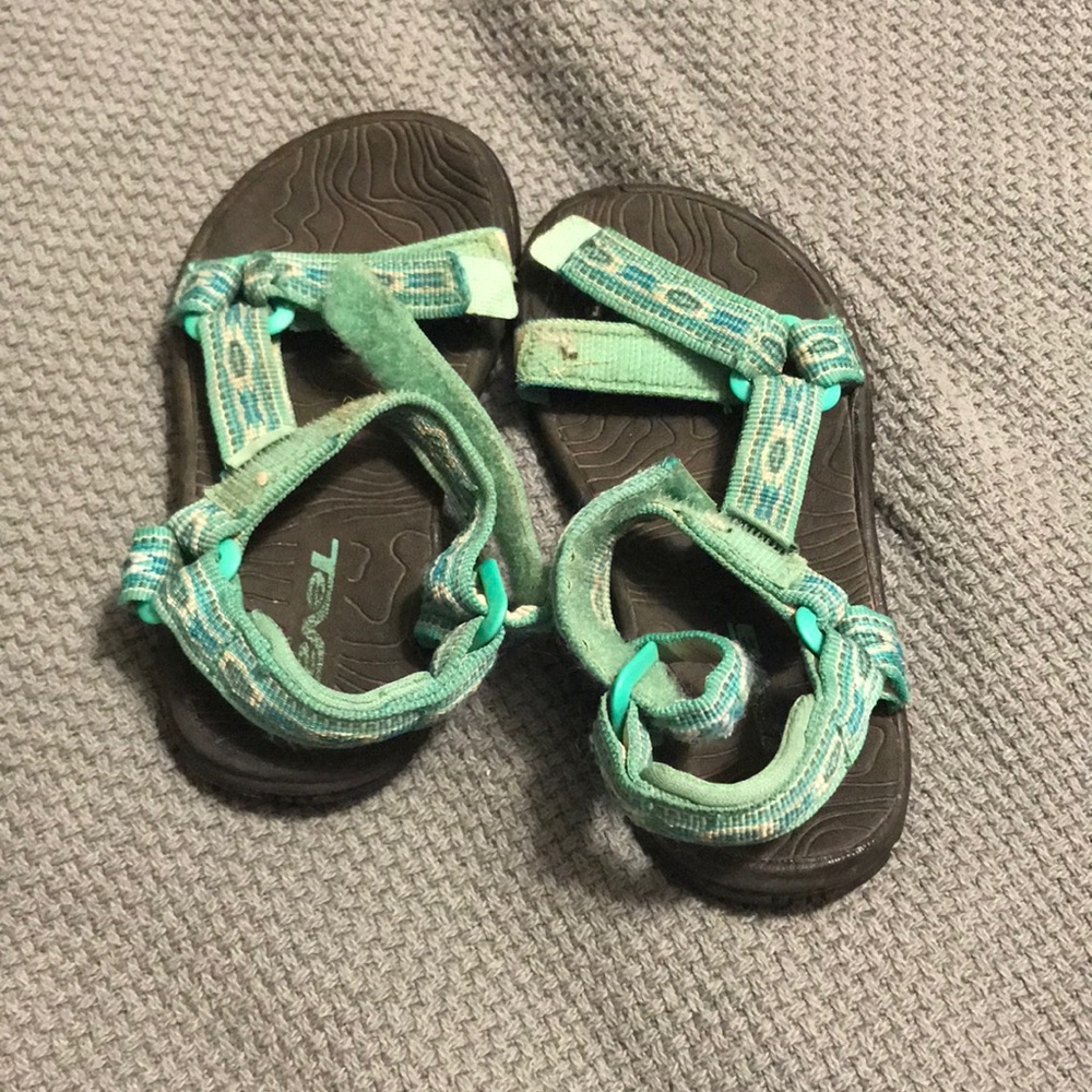 teva sandals child size guessing about 6